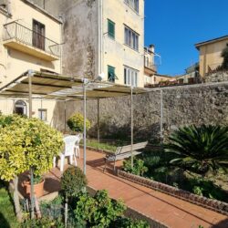 Volterra building for sale with 3 apartments and garden (5)