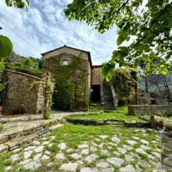 A characterful house for sale near Cortona in Tuscany (3)