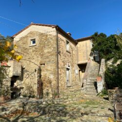 A characterful house for sale near Cortona in Tuscany (45)
