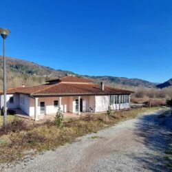 Detached House with Pool on a Lake for sale in Tuscany (9)