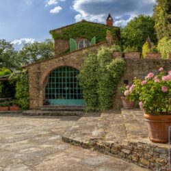 A beautiful Tuscan Farmhouse for sale with Greenhouse near Arezzo (18)