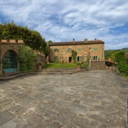 A beautiful Tuscan Farmhouse for sale with Greenhouse near Arezzo (2)