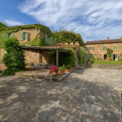 A beautiful Tuscan Farmhouse for sale with Greenhouse near Arezzo (4)