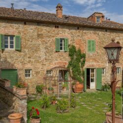 A beautiful Tuscan Farmhouse for sale with Greenhouse near Arezzo (9)