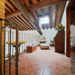 Detached house with shared pool for sale near Volterra Tuscany (29)